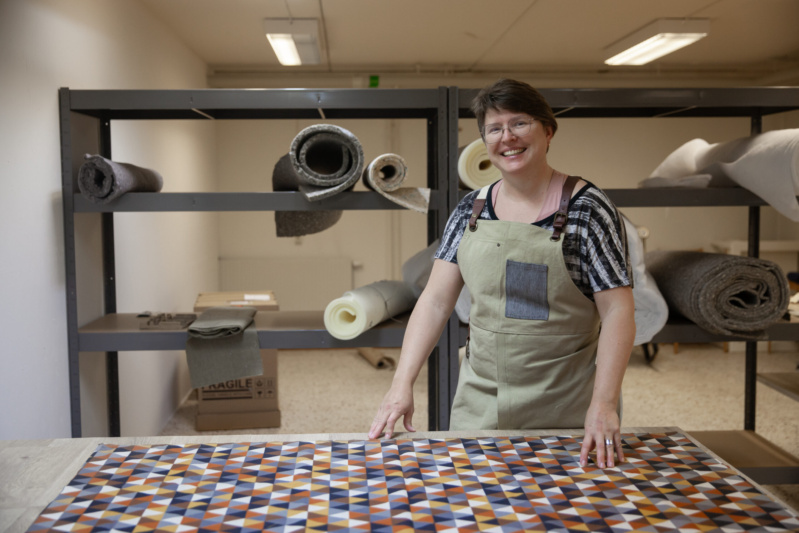 Anja på Lindgrens möbelverkstad